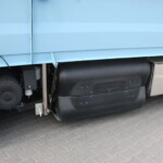Po każdej stronie podwozia zainstalowano 4 zbiorniki na sprężony gaz ziemny (2x4x100 l) – w sumie 800 l CNG zapewnia zasięg operacyjny ok. 400 km (fot. D.Piernikarski)