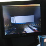 Obraz przekazywany z 4 kamer, umieszczonych z tyłu, z przodu oraz po bokach samochodu, po syntezie pozwala na wyświetlenie pełnego obrazu otoczenia wokół pojazdu – doskonałe ułatwienie w warunkach manewrowania w ograniczonej przestrzeni (fot. D.Piernikarski)