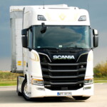 Legenda wciąż żyje: Scania R580 A4x2NA nowej generacji z okolicznościowej serii przygotowanej na 50-lecie obecności na rynku widlastego silnika DC16 (fot. D.Piernikarski)