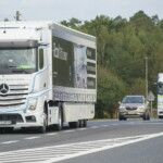 Nowy Actros: zmieniony wygląd zewnętrzny, choć trzeba się uważniej przyjrzeć, by oprócz braku lusterek dostrzec inne różnice (fot. Mercedes-Benz)