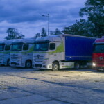 Imponujący konwój 10 nowych Actrosów na postoju – pora na odpoczynek (fot. D. Piernikarski)