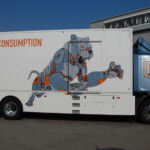 Długość zabudowy to10,3 m – w środku zmieścimy do 24 europalet; uznanie budzi starannie wykonane nadwozie i komplet bocznych spoilerów aerodynamicznych (fot. D.Piernikarski)