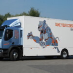 Długość zabudowy to10,3 m – w środku zmieścimy do 24 europalet; uznanie budzi starannie wykonane nadwozie i komplet bocznych spoilerów aerodynamicznych (fot. D.Piernikarski)