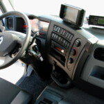 Miejsce pracy kierowcy: stylistycznie nieco przestarzałe, kierownica jest duża, francuska ergonomia wymaga przyzwyczajenia (fot. D.Piernikarski)