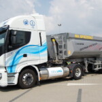 W czerwcu na targach Naczepomania KH-kipper zaprezentował bezramową naczepę aluminiową N30 W1U podpiętą do Iveco LNG 450 NP. Naczepa umożliwia równomierne rozłożenie sypkich materiałów budowlanych, jak piasek i żwir, na drodze bezpośrednio ze skrzyni, a jej charakterystyczny kształt zapobiega przyleganiu lepkiego materiału (fot. K.Biskupska)