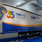 Po raz kolejny na czele zestawienia znalazło się CIMC Vehicles, czyli zajmująca się produkcją naczep część chińskiej Grupy CIMC (China International Marine Container), z wynikiem 137 762 jednostki. Korporacja CIMC Vehicles produkuje swoje pojazdy lokalnie w zakładach na terenie Chin, Australii, Ameryki Północnej, Belgii oraz Wielkiej Brytanii, w Polsce funkcjonuje montownia. Firma działa bardzo agresywnie i dynamicznie w różnych regionach, uruchamiając swoje miejsca produkcji w różnych częściach świata (fot. D.Piernikarski)