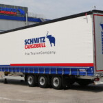 Schmitz Cargobull to oczywiście największy europejski producent naczep, zajmujący w rankingu globalnym 3. pozycję (spadek z miejsca 2.) z produkcją na poziomie 63 500 pojazdów. Schmitz Cargobull jest jedynym producentem mogącym konkurować pod względem liczby miejsc produkcji z CIMC Vehicles. Firma ma 5 fabryk na terenie Niemiec, fabryki w Hiszpanii, na Litwie oraz w Rosji i Turcji. Działa również fabryka w chińskim Wuhan (j.v. z Dongfeng) (fot. Schmitz Cargobull)