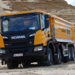 Bohater testu: Scania XT P450 B8x8HZ z tylnozsypową rynnową wywrotką stalową KH-kipper (fot. D.Piernikarski)
