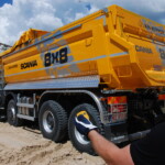 Obsługę plandeki można wykonać, korzystając z pilota, choć nie jest to system całkiem bezobsługowy – aby plandekę zabezpieczyć z tyłu, konieczne jest wejście na skrzynię (fot. D.Piernikarski)