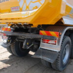 Typowo budowlane elementy wykończenia zewnętrznego: stalowy zderzak, osłony reflektorów, podnoszona belka tylna oraz wahliwie zawieszony dolny stopień wejściowy (fot. D.Piernikarski)