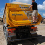 Obsługę plandeki można wykonać, korzystając z pilota, choć nie jest to system całkiem bezobsługowy – aby plandekę zabezpieczyć z tyłu, konieczne jest wejście na skrzynię (fot. D.Piernikarski)