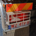 Typowo budowlane elementy wykończenia zewnętrznego: stalowy zderzak, osłony reflektorów, podnoszona belka tylna oraz wahliwie zawieszony dolny stopień wejściowy (fot. D.Piernikarski)