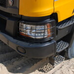 Typowo budowlane elementy wykończenia zewnętrznego: stalowy zderzak, osłony reflektorów, podnoszona belka tylna oraz wahliwie zawieszony dolny stopień wejściowy (fot. D.Piernikarski)