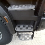 Typowo budowlane elementy wykończenia zewnętrznego: stalowy zderzak, osłony reflektorów, podnoszona belka tylna oraz wahliwie zawieszony dolny stopień wejściowy (fot. D.Piernikarski)