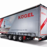 Kögel Trailer to najbliższy europejski konkurent Grupy Wielton. Firma od ponad 80 lat oferuje najwyższej jakości pojazdy użytkowe i rozwiązania na potrzeby firm transportowych i budowlanych, oparte na myśli inżynierskiej „made in Germany”. Siedziba i główny zakład produkcyjny firmy Kögel Trailer znajdują się w bawarskiej miejscowości Burtenbach. Kögel ma również
zakłady i siedziby w Ulm (D), Duingen (D), Choceniu (CZ), Weronie (IT), Zwolle (NL) oraz Moskwie (RUS) (fot.Kögel Trailer)