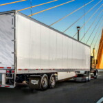 Zajmujący 2. miejsce w rankingu Hyundai Translead produkuje w Ameryce Północnej naczepy furgonowe i chłodnicze, naczepy skrzyniowe, a także podwozia i wózki jezdne (dolly). Producent ten inwestuje znaczne środki w badania i rozwój oraz technologię produkcji, aby podnieść standardy branżowe dzięki najnowocześniejszym liniom produkcyjnym i powstającym na nich pojazdom (fot. Shutterstock.com)