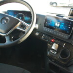 Multimedialny kokpit tworzą dwa duże wyświetlacze: główny (przekątna ekranu 12,3ʺ) zastępuje konwencjonalny zestaw wskaźników, drugi ekran dotykowy (10,25ʺ) na konsoli centralnej służy do obsługi wybranych aplikacji z portalu aplikacji Mercedes-Benz Truck (fot. D.Piernikarski)