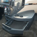 Kabina L BigSpace: organizacja miejsca pracy kierowcy wzorowa, płaska podłoga ułatwia przemieszczanie się po kabinie (fot. D.Piernikarski)