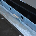 Mocowanie ładunku ułatwiają listwa z otworami zamocowana wzdłuż boku zabudowy oraz wysuwane pierścienie. Gniotpol Trailers jako jedyny producent posiada zgodny z normą Daimler 9.5 wielopunktowy system mocowania ładunku z możliwością regulacji wysokości (fot. D.Piernikarski)