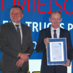 Kierownik serwisu ESA Trucks w Koninie, Andrzej Pawełczak (z prawej) odebrał nagrodę Dealera Roku 2020 od Jarosława Szymkowiaka, dyrektora zarządzającego ESA Trucks Polska (fot. D. Piernikarski)