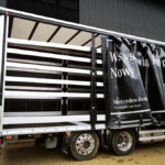 Zabudowa kurtynowa Gniotpol: solidne wykonanie, podnoszony i odsuwany dach, przesuwne kłonice ułatwiające obsługę ładunku (fot. D.Piernikarski)