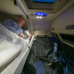 Opuszczenie górnej leżanki zajmuje kilka sekund, w kabinie wyraźnie wydzielono strefę pracy i odpoczynku (fot. D.Piernikarski)