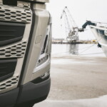 Reflektory w kształcie litery V umieszczono tak, aby uzyskać optymalne parametry aerodynamiczne, ich linia została przesunięta na zewnątrz i dopasowana do linii drzwi kabiny, przesunięto również kierunkowskazy, co z jednej strony poprawiło aerodynamikę, a z drugiej wzmocniło wyraz pojazdu (fot. Volvo Trucks)