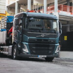 Volvo FM i Volvo FMX nowej generacji mają kabiny o bardziej aerodynamicznym kształcie z charakterystycznymi liniami z przodu (fot. Volvo Trucks)