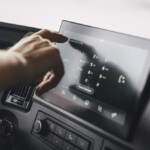 Dodatkowy wyświetlacz ma 9-calowy ekran i obsługuje system infotainment, nawigację, informacje na temat transportu oraz obraz z kamer monitorujących (fot. Volvo Trucks)