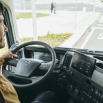 Nowy 12-calowy wyświetlacz cyfrowy zestawu wskaźników pozwala bez trudu zapoznać się z ważnymi informacjami, a także wybrać jeden z czterech widoków ekranu (fot. Volvo Trucks)