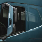 Aby poprawić widoczność otoczenia pojazdu, w nowych kabinach Volvo wprowadzono pionowe słupki przednie, zwiększono powierzchnię okien, obniżono linię drzwi i wprowadzono nowe lusterka (fot. Volvo Trucks)