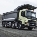 Nowe Volvo FMX może być wyposażone w oś zespoloną o nośności 38 t, dzięki której dmc. pojazdu może wynosić nawet 150 t (fot. Volvo Trucks)