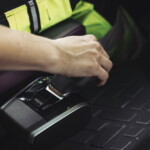 Poruszanie się wewnątrz kabiny stało się znacznie prostsze dzięki nowemu, cieńszemu i ergonomicznie zaprojektowanemu wybierakowi skrzyni biegów I-Shift (fot. Volvo Trucks)