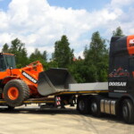 Ta 3-osiowa, jednokrotnie rozsuwana naczepa Broshuis to uniwersalny pojazd do transportu maszyn budowlanych – ładowność ok. 37 t, osie samoskrętne, rampy opuszczane i regulowane hydraulicznie, wnęki na koła (druga wnęka powstaje po rozsunięciu naczepy), wnęka na ramię koparki (fot. Broshuis)