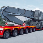 Scheuerle EuroCompact U5 to naczepa o zoptymalizowanej masie i długości, idealnie nadaje się do transportu ładunków o masie do ok. 115 t, w tym ciężkich maszyn budowlanych. Rozstaw osi 1500 mm pozwala na stabilną jazdę nawet w trudnych warunkach drogowych. EuroCompact jest również dostępna w różnych wersjach, od kombinacji 1+3 po 4+6 osi, a dodatkowy wózek Dolly Smart Axle umożliwia precyzyjne dopasowanie do ładunku i trasy (fot. Scheuerle)