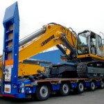 5-osiowa naczepa Nooteboom typu MPL-85-05(V) z serii Manoovr ma rozsuwany pokład ładunkowy, wnękę na ramię koparki oraz rampy najazdowe o nośności 80 t (fot. Nooteboom)