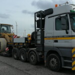 Naczepy niskopodwoziowe Faymonville MegaMAX to optymalne rozwiązanie do transportu wysokich ładunków – atutem jest pokład ładunkowy o wysokości zaledwie 225 mm. Pojazd zapewnia maksymalną zwrotność i elastyczność w użytkowaniu przy kącie skrętu wynoszącym 60° dzięki 12-tonowym osiom wahadłowym i zawieszeniu o skoku 600 mm (fot. Faymonville)