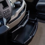 Do przechowywania małych przedmiotów służą uniwersalne schowki w desce rozdzielczej, pełniące również funkcję uchwytów do różnej wielkości kubków z napojami. Bliżej kierowcy jest dodatkowo wysuwany schowek z dwoma uchwytami na kubki, w środkowej części deski rozdzielczej zainstalowano, w zależności od wariantu kabiny, jedną lub dwie duże szuflady (fot. MAN Truck & Bus)