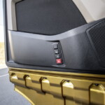 Zamknięcie szyberdachu, włączenie reflektorów roboczych lub uruchomienie silnika unoszącego wywrotkę – wszystkie te czynności kierowca może teraz wykonać także po opuszczeniu pojazdu, zostawiając otwarte drzwi od strony kierowcy. W zależności od sposobu użytkowania pojazdu klawisze mogą być zaprogramowane zgodnie z życzeniem klienta (fot. MAN Truck & Bus)