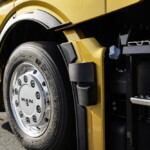 System wspomagania przy skręcaniu podczas jazdy z prędkością do 30 km/h monitoruje przy pomocy czujników radarowych strefę z boku pojazdu po stronie pasażera. – w sytuacjach krytycznych trzyczęściowy pasek LED w słupku A wysyła sygnały ostrzegawcze; asystent zmiany pasa ruchu LCS (Lane Change Support) również wykorzystuje czujniki radarowe i monitoruje przy prędkości od 50 km/h strefę nie tylko z lewej, ale także z prawej strony koło pasa ruchu pojazdu (fot. MAN Truck & Bus)