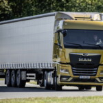 Manewrując nowym TGX, można zauważyć, że za sprawą własnego oprogramowania sterującego pracą skrzyni biegów (ZF traXon lub skrzyni Traton zapożyczonej z samochodów Scania) jest doskonale przystosowana do pojazdu i jego możliwości; ma to także wpływ na zużycie paliwa i optymalne prowadzenie samochodu na trasie (fot. MAN Truck & Bus)