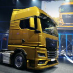 W samochodach nowej generacji MAN oferuje 8 różnych kabin; najwięcej miejsca zapewniają kabiny GX, GM i GN. Kabiny GX i GM o zewnętrznej szerokości 2,44 m są perfekcyjnym wyborem na długie trasy w międzynarodowym ruchu dalekobieżnym; dzięki niskiemu tunelowi silnika kabina GM ma wysokość wnętrza 1,87 m, a kabina GX – 2,07 m (fot. D. Piernikarski)