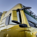 Zmieniono lusterka zewnętrzne, ich obudowa jest węższa i zamontowana nieco bardziej z tyłu; wygląda to elegancko, zmniejsza opór wiatru i zwiększa bezpośrednie pole widzenia kierowcy w strefie słupka A (fot. MAN Truck & Bus)