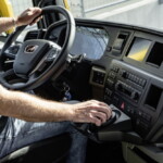 Obsługa skrzyni biegów MAN TipMatic odbywa się teraz za pomocą przełącznika umieszczonego z prawej strony kierownicy. SmartSelect to obrotowy przełącznik pozwalający na obsługę funkcji wyświetlacza cyfrowego – jest umieszczony w ergonomicznej pozycji, idealnie na poziomie obsługi obok fotela kierowcy, ze składaną podkładką pod nadgarstek, która stabilizuje rękę i odciąża ramię kierowcy (fot. MAN Truck & Bus)