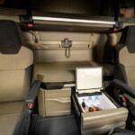 Komfort kierowcy na jeszcze wyższym poziomie – fotele nowej generacji, nowe leżanki, schowki pośrodku, pod łóżkiem, dwie zewnętrzne skrzynki dostępne także od wewnątrz oraz schowki i skrytki w dachu nad przednią szybą. W kabinie GX z najwyższym dachem pojemność wszystkich schowków wynosi łącznie 355 litrów (fot. MAN Truck & Bus)