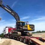 Teleskopowa naczepa niskopodwoziowa z hydraulicznym układem kierowniczym z serii Doll VARIO S4H-GR3S18 o ładowności technicznej 40,8 t ma obniżony pokład, aby zmniejszyć całkowitą wysokość podczas załadunku różnych maszyn budowlanych, w tym ładowarek kołowych, koparek lub równiarek; do naczepy przymocowane są podwójne rampy z hydrauliczną regulacją rozstawu (fot. Doll)