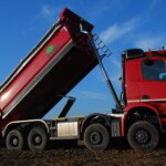 Stabilność wywrotu: w przypadku wywrotek na podwoziach wieloosiowych kątem granicznym jest 6°, natomiast w przypadku naczep samowyładowczych kąt ten jest nieco większy i wynosi 7° (fot. D. Piernikarski)