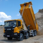 Stabilność wywrotu: w przypadku wywrotek na podwoziach wieloosiowych kątem granicznym jest 6°, natomiast w przypadku naczep samowyładowczych kąt ten jest nieco większy i wynosi 7° (fot. D. Piernikarski)