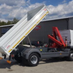 Zmiany na rynku budowlanym generują coraz większe zainteresowanie pojazdami mniejszymi, zdolnymi skutecznie operować na rynku miejskim. W takich zastosowaniach sprawdzają się podwozia 2- lub 3-osiowe z wywrotkami 2- lub 3-stronnymi, doposażonymi w żuraw załadowczy. Jest to szansa dla mniejszych producentów, takich jak np. PPHU Górecki, specjalizujących się w produkcji tego typu (fot. PPHU Górecki)