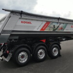 W porównaniu z wywrotką wannową o identycznej pojemności ze stalowymi ścianami bocznymi o grubości 4 mm i stalową klapą o grubości 5 mm stalowo-aluminiowa wywrotka Kögel jest lżejsza o ok. 430 kg; skrzynia ładunkowa wywrotki ma podłogę wykonaną ze stali Hardox 450 o grubość 4 mm, ściany boczne wykonano z blachy aluminiowej o grubości 5 mm a klapę tylną z blachy aluminiowej o grubości 7 mm (fot. Kögel)